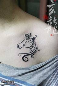 Čudovita klasična tetovaža konja totem na prsih