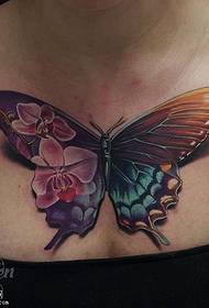 un model de tatuaj fluture pictat pe piept