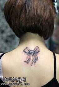 Patrón de tatuaje de mariposa pequeña gris negro en la parte posterior