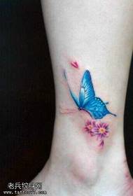 Модел за тетоважа со сина нога во пеперутка