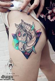 Motif de tatouage de beau cheval sur les jambes