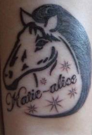 Cap de cal negru gri și model de tatuaj cu litere