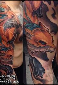 Iphethini le-fox tattoo enezisila eziyisishiyagalolunye ehlombe