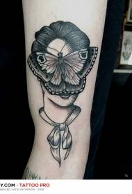 Roku sievietes portrets apvienojumā ar tauriņa melnas līnijas tetovējuma modeli