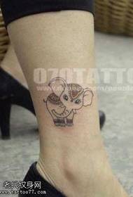 modello di tatuaggio elefante super carino gamba