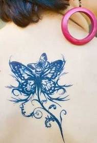 Fermosa tatuaxe de bolboreta na parte traseira