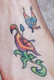 Krāsains tauriņa un zieda pakāpiena tetovējuma raksts