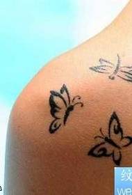 Na ramenu ličnost tetovaža leptira uzorak
