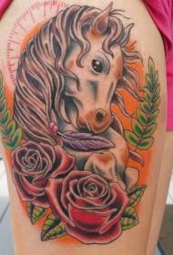 Дјевојачко бедро ружа пера и оставља обојени узорак коња тетоважа