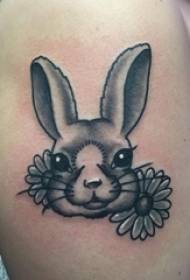flicka arm på svart grå skiss prickning teknik kreativa söta kanin tatuering mönster