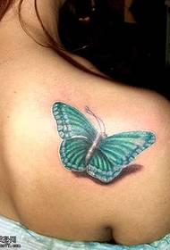 Na ramenem vzorcu tetovaže zelenega metulja