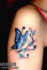 Татуировка рука синяя бабочка