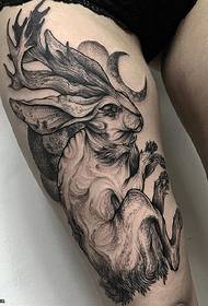 klasičen vzorec tatoo za zajce na stegnu
