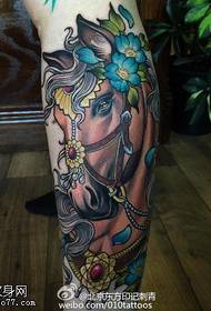 Gyönyörű ló tetoválás a borjú