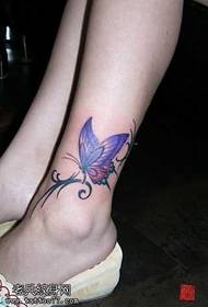 Patrón de tatuaje de mariposa púrpura de pierna