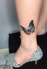 腿上的逼真的小蝴蝶紋身圖案