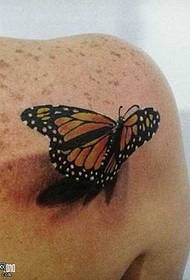Skulderrealistisk sommerfugl tatoveringsmønster