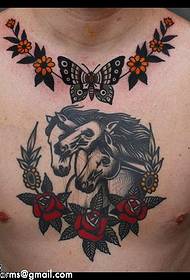 胸部的馬紋身圖案