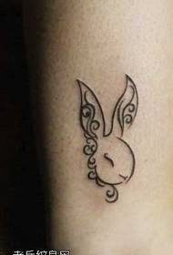 modeli i tatuazhit të lepurit të vogël me këmbë të vogla