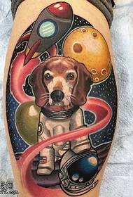 wzór tatuażu psa na łydce