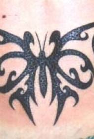 Prekrasan crni plemenski uzorak tetovaže leptira