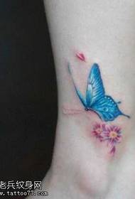 腿部小巧的蝴蝶纹身图案