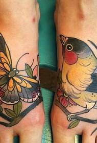 Сол жақ саусақты құс, оң аяқтағы көбелек, түрлі-түсті тотемдік татуировкасы