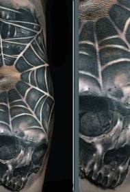 schwarzer eindrucksvoller Totenkopf mit Spinnennetz Tattoo Muster