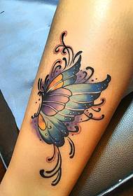 Skaistas krāsas tauriņa tetovējums, kuru meitenes mīl