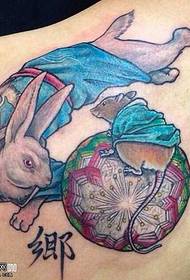modello di tatuaggio coniglio spalla