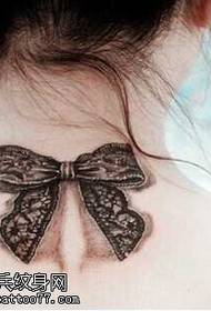 Назад шема на тетоважи со црна пеперутка