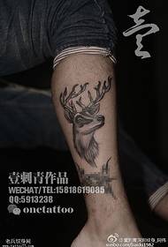 wzór tatuażu na jelenie na łydce