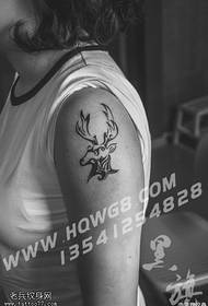 Motif de tatouage de cerf sur l'épaule
