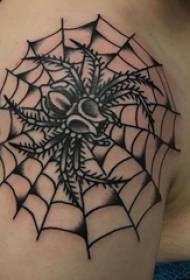 famkes earmje op 'e swarte line kreative delikate spider web tatoeëringsfoto