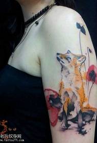 Модел за тетоважа со акварел лисица од рака