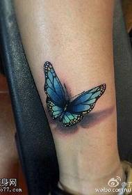 Papilio tatuaje ŝablono fluganta sur la bovido