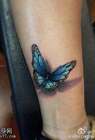 Motif de tatouage papillon volant sur le mollet