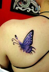Kaunis perhonen tatuointi olkapäällä