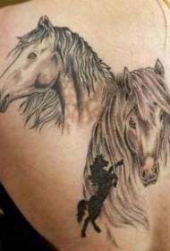 Pleca pelēkās lielās zirga galvas tetovējuma raksts