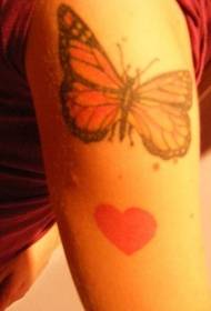 Hjärtaform med tatueringsmönster för fjäril