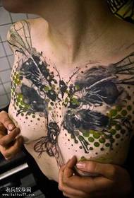 Patrón de tatuaje de mariposa en el pecho
