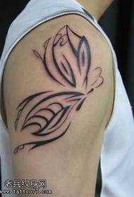 Татуировка рука бабочка тотемный узор