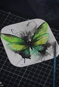 Manuskript farger et tatoveringsmønster for sommerfugl
