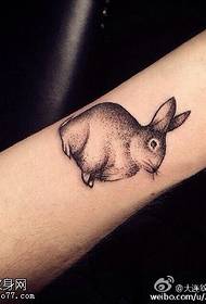 disegno del tatuaggio del coniglio sul braccio
