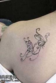 Beau tatouage de papillon totem sur l'épaule