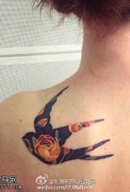 背部彩绘小燕子纹身图案