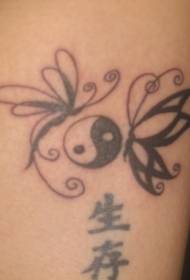 Yin en Yang roddelen met tattoo-patroon met vlinder en Chinees karakter