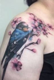 Tattoo gëlltitet duke fluturuar me krahë me temë bukuroshe modelin e tatuazhit