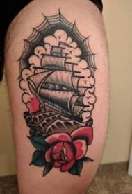 Farbiges traditionelles Tattoo auf den Oberschenkeln Kleine Segelboot-Tattoo-Blumen und Spinnennetz-Tattoo-Bilder