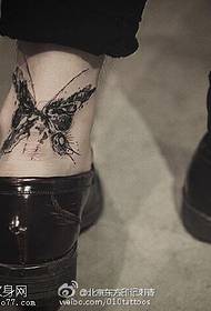 Ayak bileği üzerinde mürekkep kelebek dövmesi